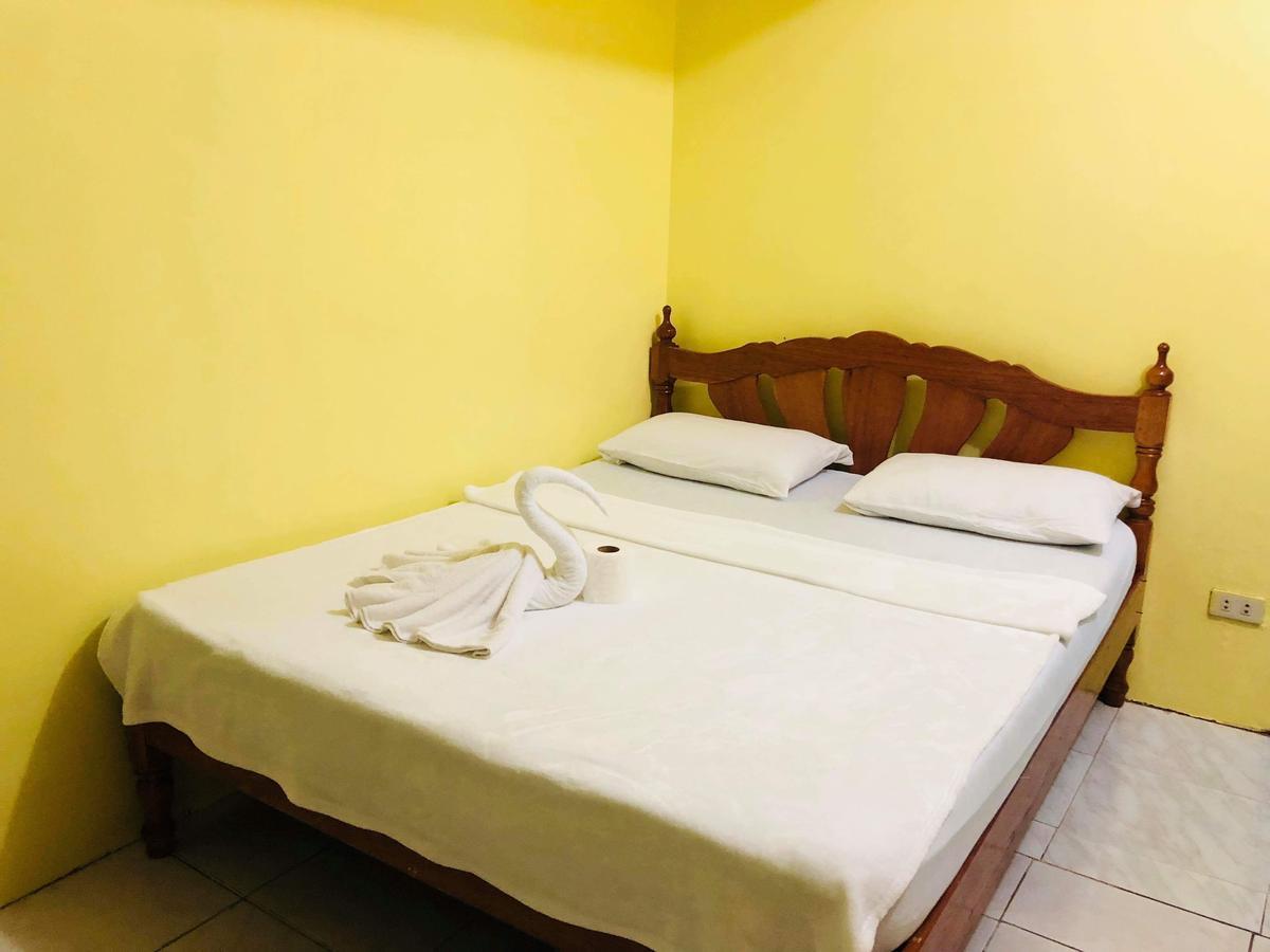 Colors Boutique Hostel Puerto Princesa Екстер'єр фото
