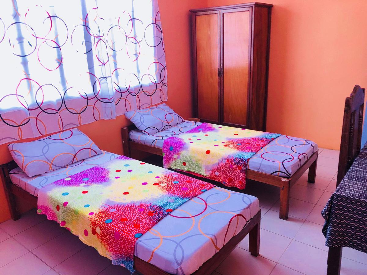 Colors Boutique Hostel Puerto Princesa Екстер'єр фото