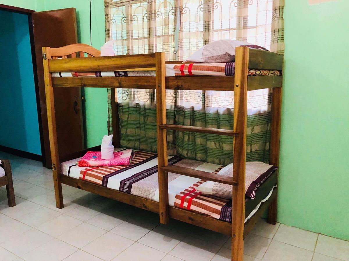 Colors Boutique Hostel Puerto Princesa Екстер'єр фото